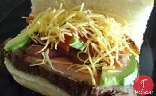 Sándwich de Carne Asada con Ensalada de Aguacate
