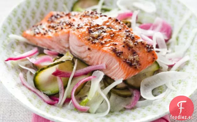 Salmón Glaseado de Arce con Pepino en Escabeche