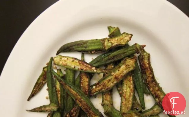 Okra especiada asada en sartén