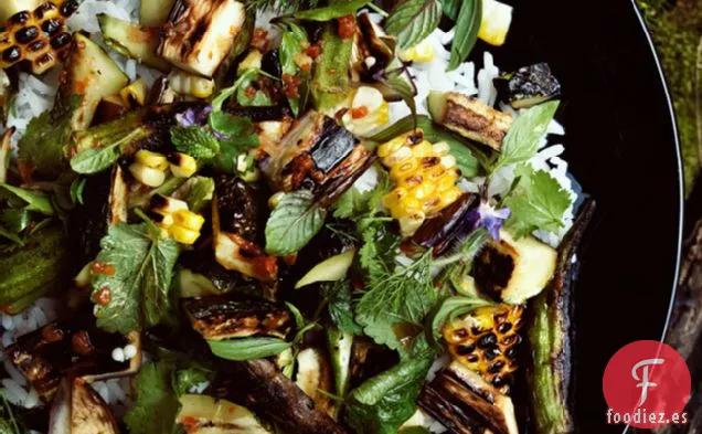 Ensalada De Verduras Y Arroz A La Parrilla Con Vinagreta Con Salsa De Pescado