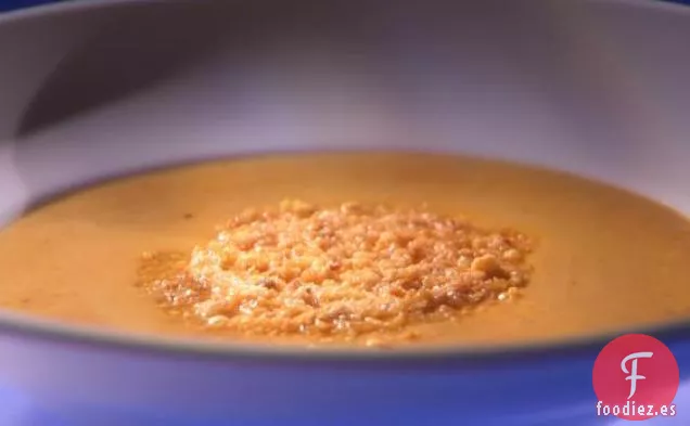 Sopa Cremosa de Calabaza con Frico de Avellanas Tostadas