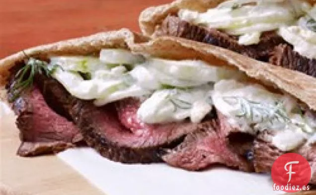 Bistec a la Parrilla con Ensalada Tzatziki