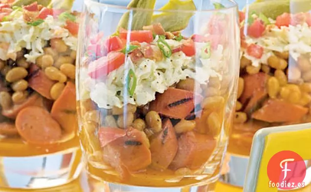 Ensaladas A La Barbacoa En Capas Con Perritos Calientes A La Parrilla