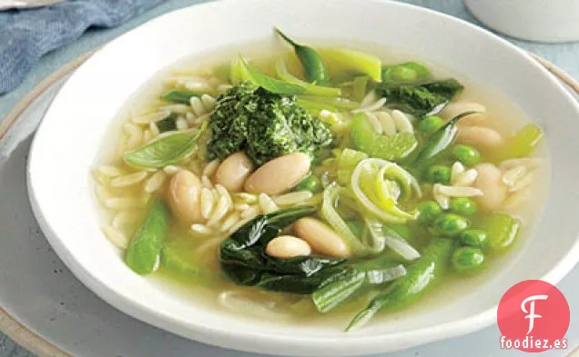 Sopa de Verduras Verdes con Pesto de Albahaca y Limón