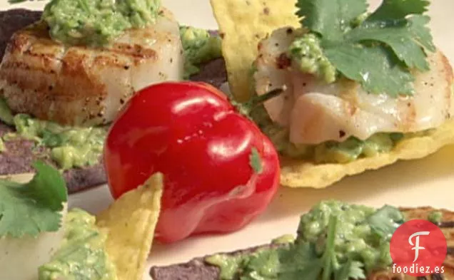 Vieiras de Mar a la Parrilla en Chips de Tortilla con Puré de Aguacate y Pesto de Jalapeño