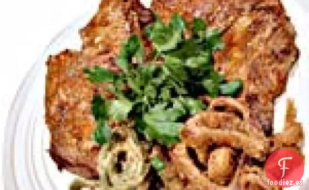 Bistec de Costilla Doble Frotado de Especias Servido con Ruedas de Fuego