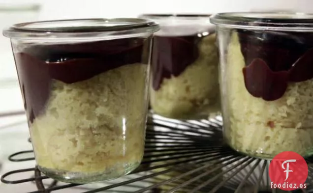 Pasteles Amarillos en un Frasco con Ganache de Chocolate