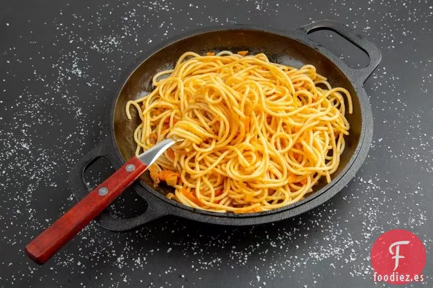 Espaguetis con Pollo y Salsa de Maní Tailandesa