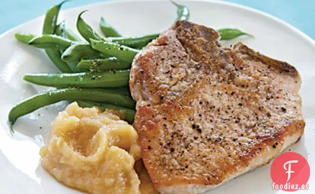 Chuletas de Cerdo Fritas y Compota de Manzana Casera