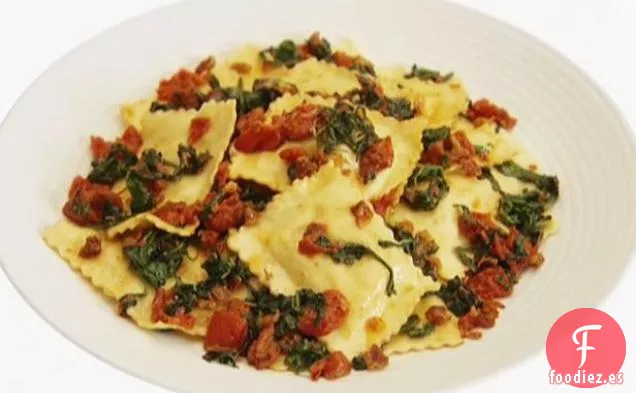 Ravioles con Rúcula, Tomates y Panceta