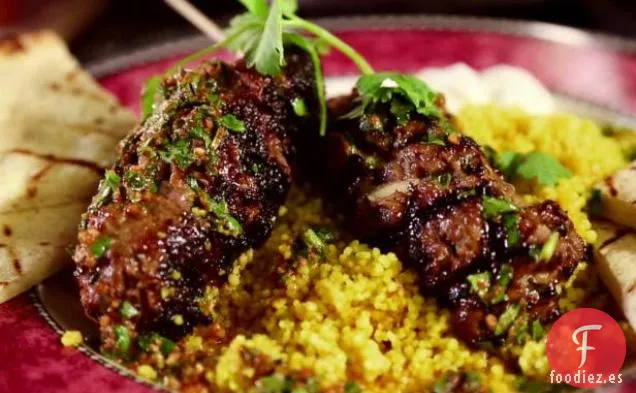 Brochetas de Carne Marroquí con Cuscús al Curry, Raita y Vinagreta de Charmoula