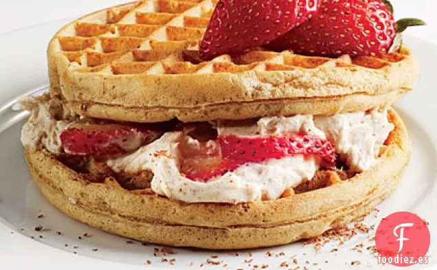 Sándwiches de Gofres de Queso Crema de Fresa