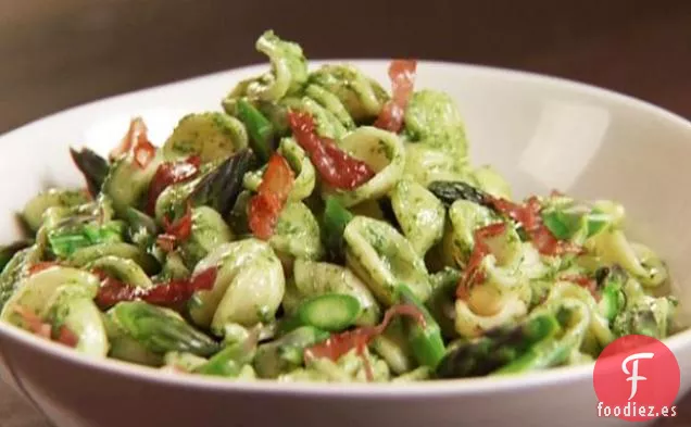 Pasta al Pesto de Espinacas y Ricota con Jamón Crujiente y Espárragos