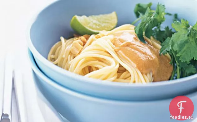 Ensalada de Fideos Fríos con Aderezo de Mantequilla de Maní