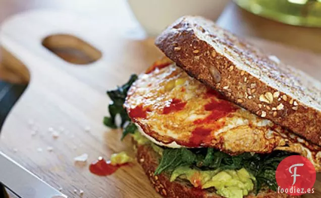 Sándwich de Huevo con Hojas de Mostaza y Aguacate