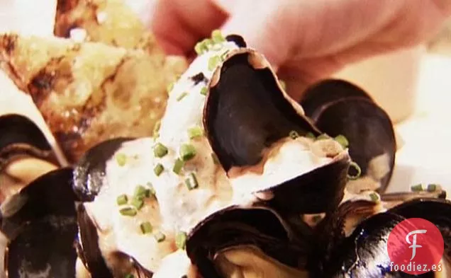 Mejillones al Vapor con Alioli de Pimiento Rojo Picante