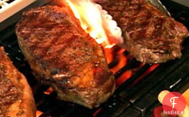 Ensalada de Carne a la Parrilla y Melocotón con Aderezo Cremoso de Queso Azul