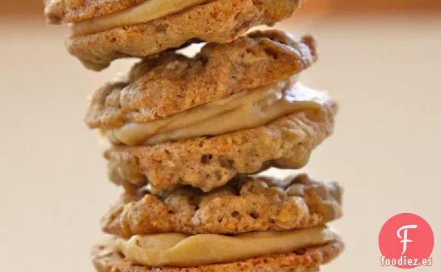 Galletas De Sándwich De Avena Con Relleno Cremoso De Mantequilla De Maní