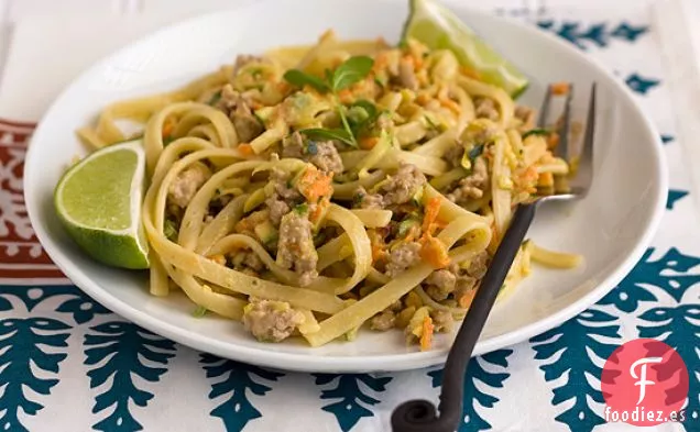 Fideos Picantes De Maní Con Carne De Cerdo y Verduras Ralladas