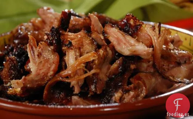 Paleta de Cerdo Ahumada Lenta con Repollo de Napa y Queso Fresco