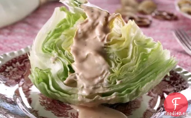 Ensalada de Cuña de Trisha con Aderezo de Mil Islas