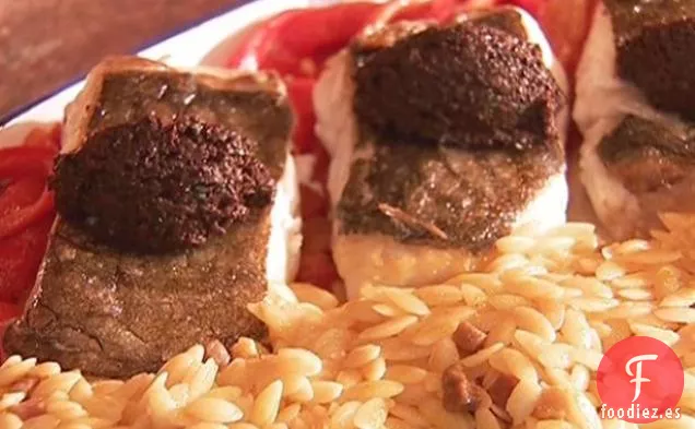 Fletán Asado al Horno con Tapenade de Aceituna Negra sobre Pimientos Rojos Asados (Rape Asado con Tapenada Negra Y Pimientos Morrones)