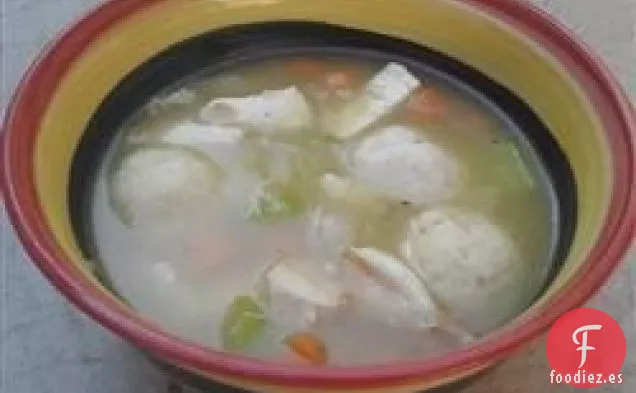 Sopa de Pollo Kosher con Bolas de Matzo