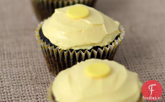 Cupcakes De Chocolate Y Miel Con Cacahuetes Tostados Y Vainilla Con Miel