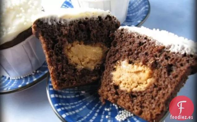 Cupcakes de Chocolate Ocultos con Mantequilla de Maní para Cumpleañeros