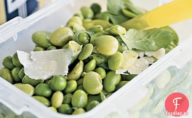 Ensalada de Guisantes y Frijoles de Primavera con Queso de Oveja Afeitado