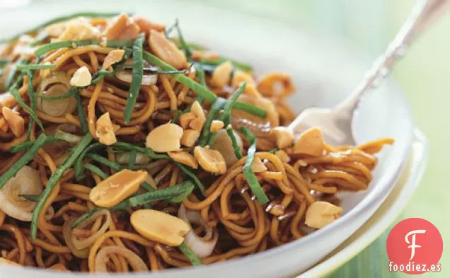 Fideos De Sésamo Picantes Con Cacahuetes Picados Y Albahaca Tailandesa