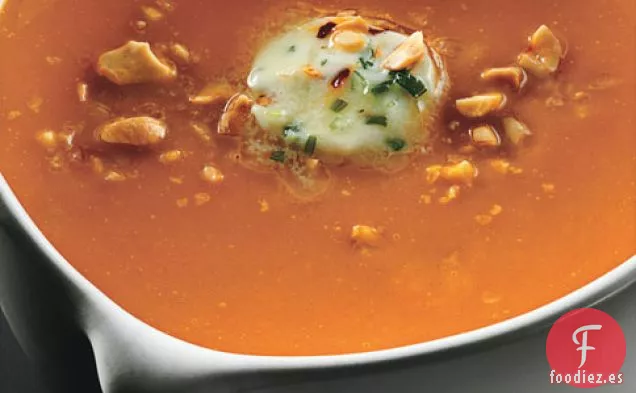 Sopa De Zanahoria y jengibre Con Mantequilla De Chile Y Cacahuetes Tostados