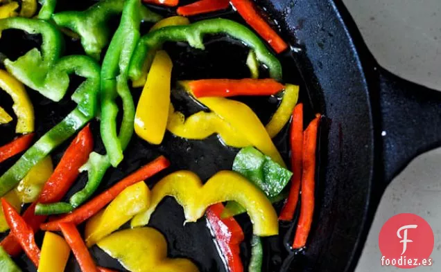 Sartén De Pollo Con Pimientos Y Cacahuetes