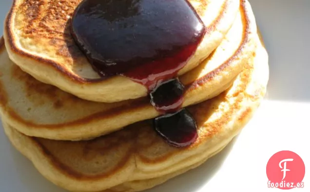 Tortitas De Mantequilla De Maní Con Jarabe De Mora