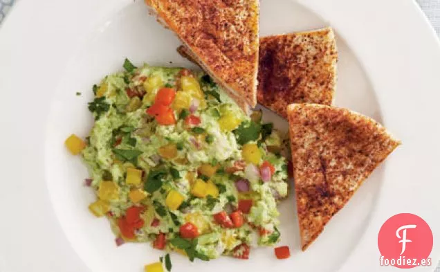Guacamole de Edamame con Chips de Pita Espolvoreados con Chile