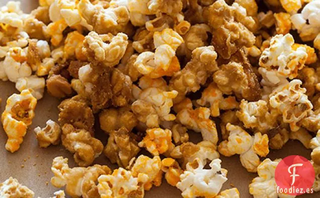 Mezcla De Palomitas De Maíz Con Queso Cheddar Y Caramelo