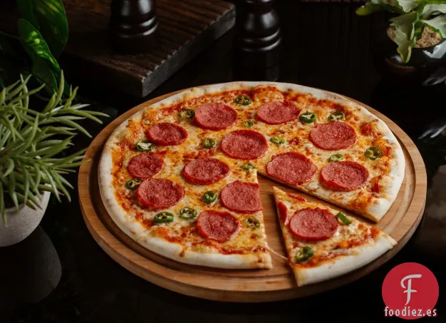 Pizza a la Parrilla con Salchicha Caliente, Pimientos y Cebollas a la Parrilla y Ricota de Orégano