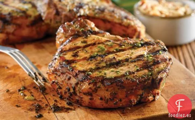 Chuletas de Cerdo a la Parrilla con Salsa de Albahaca y Ajo