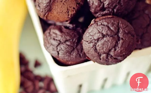 Mini Muffins de Chocolate, Mantequilla de Maní y Plátano