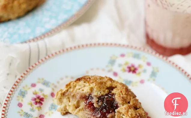 Bollos De Avena Con Mermelada Y Mantequilla De Maní