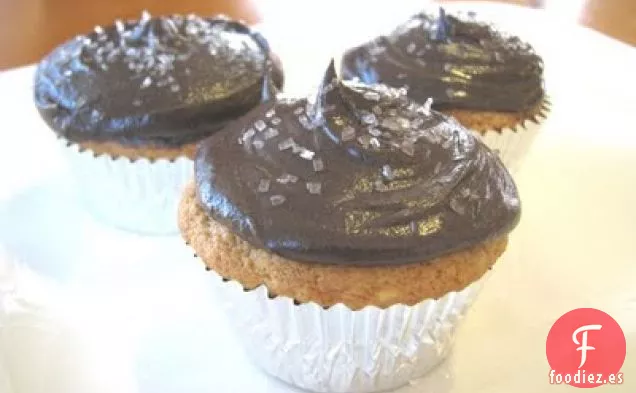 Cupcakes De Mantequilla De Maní De Plátano Con Crema De Mantequilla De Chocolate Negro