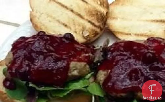 Hamburguesas de Pavo a la Parrilla con Aderezo de Rábano Picante de Arándano