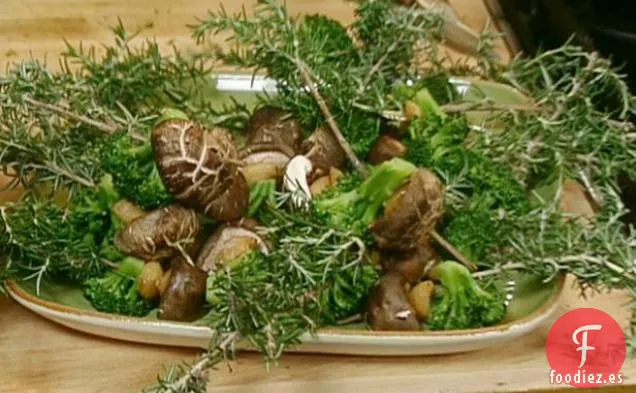 Brochetas de Romero de Champiñones Shiitake, Brócoli y Dientes de Ajo