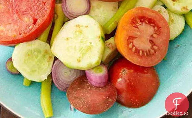 Ensalada de Tomate, Pepino y Cebolla Dulce con Sal de Comino