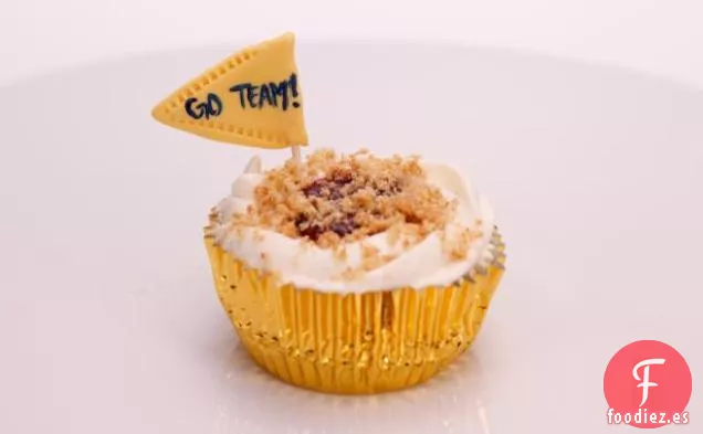 Cupcakes de Tarta de Queso Triple de Bayas Favoritos de los Fanáticos con Glaseado de Crema Agria, Compota de Bayas Mixtas, Crema Batida Fresca, Corteza de Galleta Graham