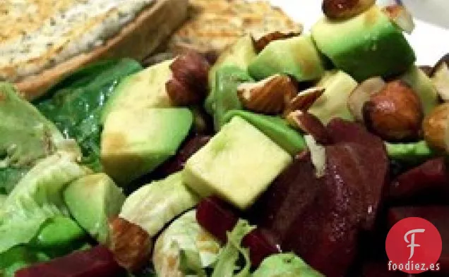 Ensalada de Aguacate, Remolacha y Rúcula con Chevre Tartine