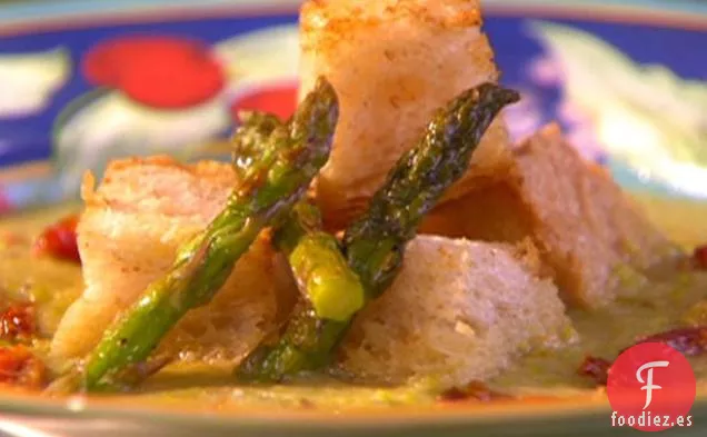 Sopa de Espárragos Asados con Tomates secados al Sol y Crutones de Parmesano