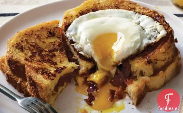 Tostadas Francesas Rellenas de Tocino, Mermelada de Cebolla y Tomate con Gruyere y un Huevo Frito