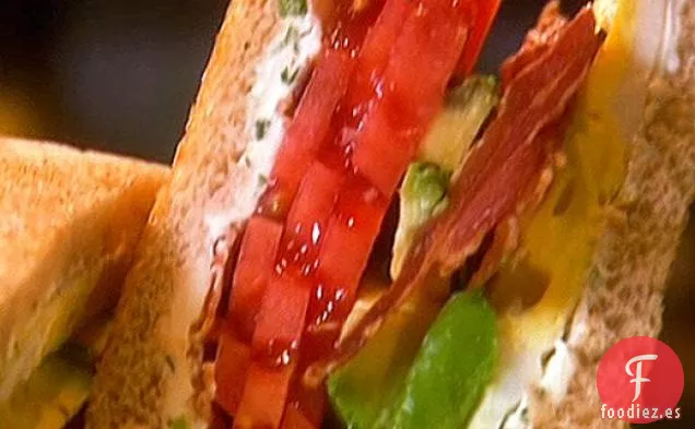 Sándwich de Huevo Frito y Aguacate