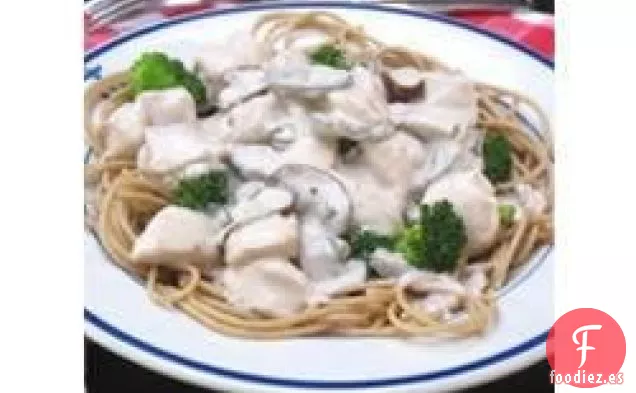 Stroganoff de Pollo y Brócoli sobre Pasta de Trigo Integral